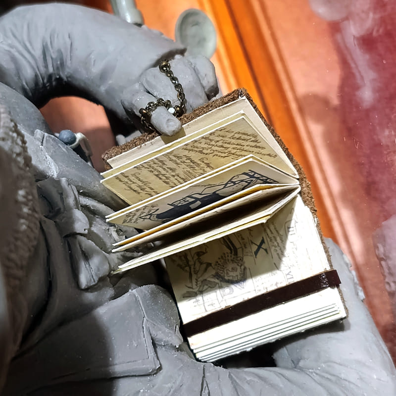 Particolare del Diario del Graal diorama Indiana Jones - scultura artigianale in Super Sculpey - Bellavere Abano Terme gioielleria Karatis