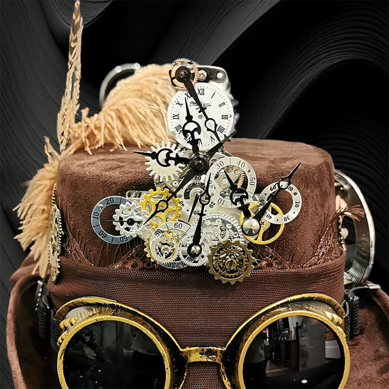 Meccanismi di orologeria fissati su cappello steampunk - accessori artigianali Bellavere