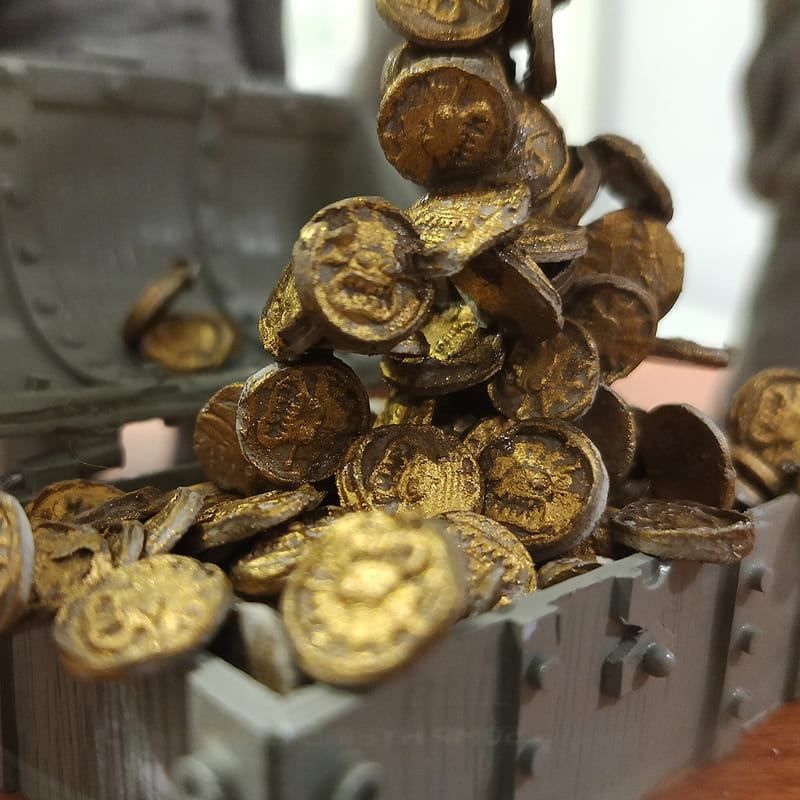 Particolare cassa del tesoro con dobloni - scultura artigianale in Super Sculpey - Bellavere Abano Terme gioielleria Karatis