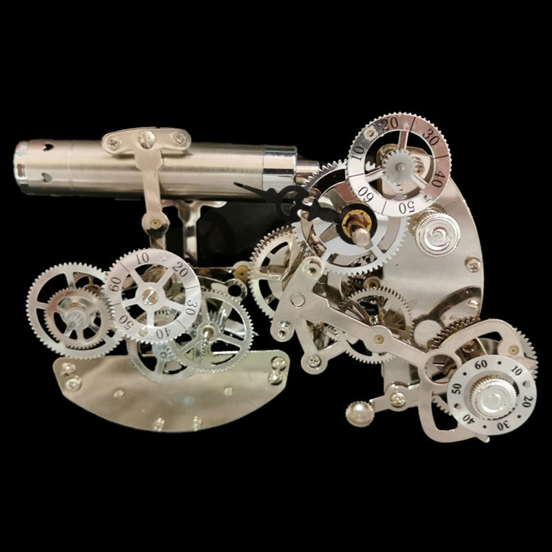 Sestante steampunk artigianale su fondo nero - componenti orologeria reale